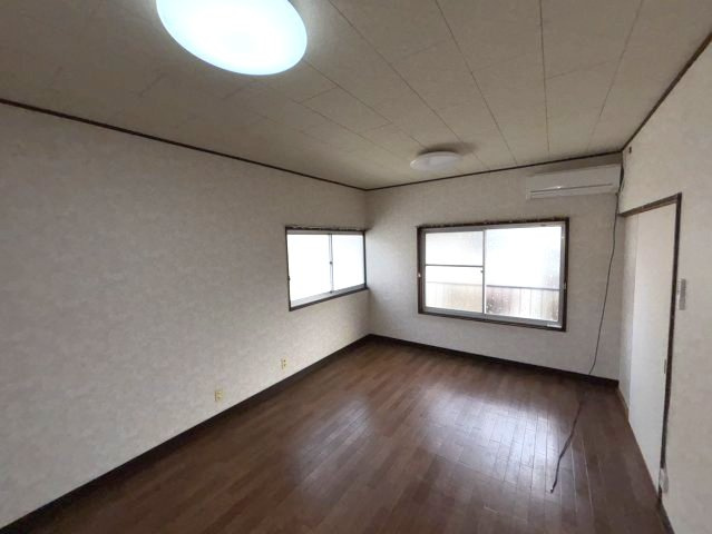 古川南3丁目貸家　はなみずき通り近くの戸建賃貸の居間・リビング|居間です