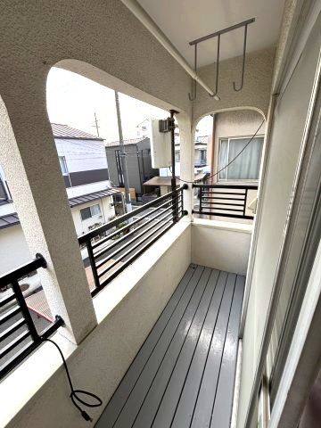 古川南3丁目貸家　はなみずき通り近くの戸建賃貸のバルコニー|外からの目が気にならないバルコニーで洗濯物が干せます