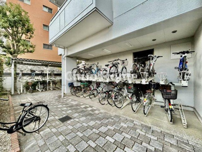 【駐輪場】 | メゾンエクレーレ南千住 | 【自転車置き場】最新の空き状況や費用などの詳細は担当スタッフまでお問い合わせください。