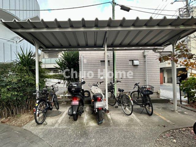 【駐車場】 | メゾンエクレーレ南千住 | 【バイク置場】最新の空き状況や費用などの詳細は担当スタッフまでお問い合わせください。