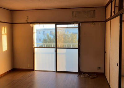 【洋室】 | 鶴川２丁目団地 | 洋室のメリットは重い家具が置きやすく、身の回りが整理しやすいことです。 床がフローリングのため畳とは異なり凹みにくいです。 クローゼットなど収納が豊富で、普段使わない旅行カバンや服の整頓も簡単にです。