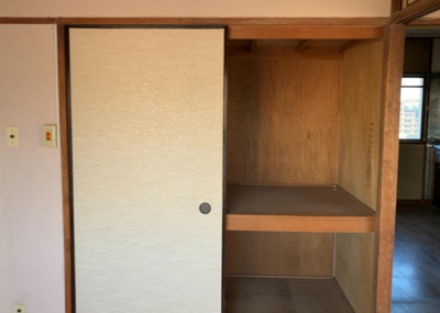 【収納】 | 鶴川２丁目団地 | デザイン性を重視しすぎて収納が少なかった！なんてことにならないため、事前に現地で収納の数を確認しておくことをお勧めします。クローゼット以外にも床下収納や屋根裏収納、パントリーなどもチェックしましょう。