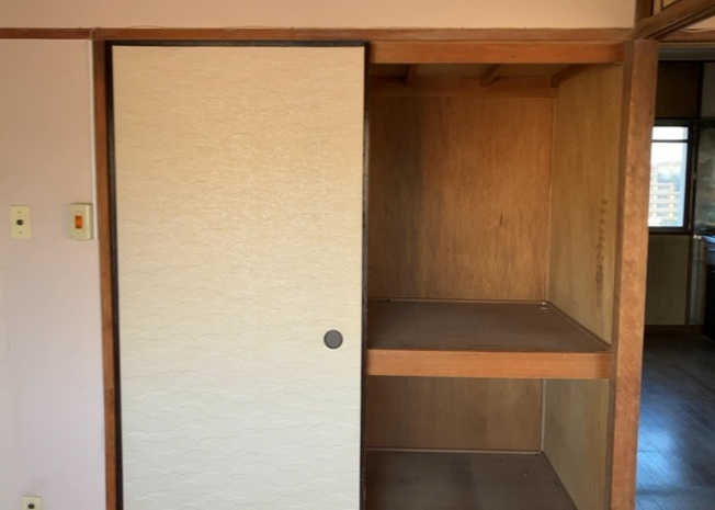【収納】 | 鶴川２丁目団地 | デザイン性を重視しすぎて収納が少なかった！なんてことにならないため、事前に現地で収納の数を確認しておくことをお勧めします。クローゼット以外にも床下収納や屋根裏収納、パントリーなどもチェックしましょう。