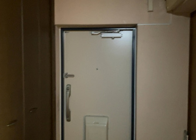 【玄関】 | 鶴川２丁目団地 | 玄関は家の顔でもあり、家族以外の目にも止まる場所です。玄関は外との間を仕切る扉、靴などをしまっておく収納スペース、靴脱ぎのたたきスペース、来客とのやり取りをするドアホンなど複数のアイテムからなります。