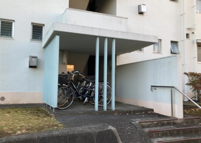 【エントランス】 | 鶴川２丁目団地 | マンションのエントランスには、もともと風よけや防犯の役割がありますが、マンションによって宅配ボックスなどの設備が備わっている所もあります。日々の生活をイメージしながら生活しやすさをチェックしましょう。