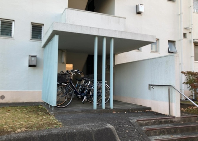 【エントランス】 | 鶴川２丁目団地 | マンションのエントランスには、もともと風よけや防犯の役割がありますが、マンションによって宅配ボックスなどの設備が備わっている所もあります。日々の生活をイメージしながら生活しやすさをチェックしましょう。
