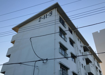 【外観】 | 鶴川２丁目団地 | 外観はマンション管理がされているかの目安になります。築年数が古いと、壁面は劣化してひび割れが生じることも！建物が古びていても細かいところが修繕されていると、きちんと管理されているなぁと感じるでしょう。