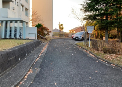 【駐車場】 | 鶴川２丁目団地 | 車一台あたりに必要なスペースは、標準サイズの普通自動車で横幅2m50cm、長さ5mは必要になります。ただし、乗降のことも考慮して横幅3m30cm、長さ5m50cmほどは確保できるところを選びましょう。