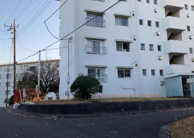 【外観】 | 鶴川２丁目団地 | マンションの外観は非常に重要なポイントです！外観の善し悪しは資産価値に大きな影響を与えます。外観のいいマンションを購入することで、高値で売却がしやすく、買い手が見つかりやすいというメリットがあります。