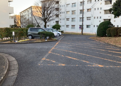 【駐車場】 | 鶴川２丁目団地 | 駐車場と明記されていても、最小スペースでつくられた駐車場だと大型車は駐車できなかったり、出入りしにくくなったりする可能性があります。お車のサイズと購入したい物件の駐車場のサイズを現地で確認しましょう。