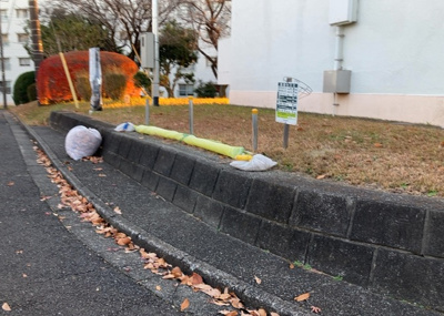 【設備】 | 鶴川２丁目団地 | 共有部分は、住民なら誰もが使える設備のこと。例えば駐車場やエレベーター、インターネット設備、セキュリティ設備などがあります。他にも、マンションの廊下・外部階段やエントランス・ゴミ置き場などがあります。