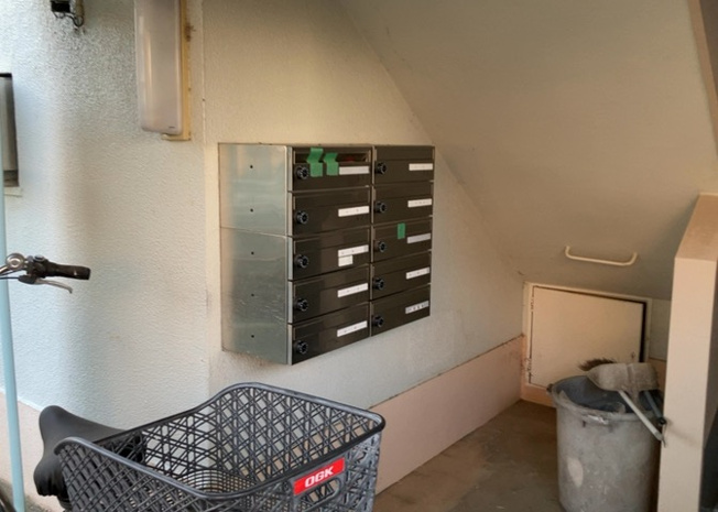 【設備】 | 鶴川２丁目団地 | エントランス付近に設置されている集合ポストは、住んでいる部屋と離れているため、ポストをあさるなど誰かに何かされていても被害に気づきにくいです。入居する時には他人に特定されにくい番号で鍵をかけましょう！