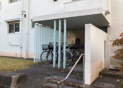 【ロビー】 | 鶴川２丁目団地 | ラウンジは、マンションの共用スペースに椅子やテーブルなどを配置した利用者が寛げる空間です。屋内型ラウンジと屋外型ラウンジがあります。共用部分の管理状況と合わせて、詳細については現地でご確認ください。