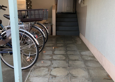 【ロビー】 | 鶴川２丁目団地 | ロビーというと、エントランスと何がちがうの？と思いますよね。実はロビーとエントランスには明確な決まりはありません。物件によっては、エントランスを入って広がるある程度の広さのある空間がロビーとなります。