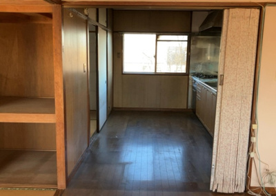 【居間・リビング】 | 鶴川２丁目団地 | 直線タイプはLとDKを一直線に並べた形で対面キッチンのタイプです。一般的なのでよく見かけるかもしれません。直線タイプに似た直接アイランドタイプは、キッチンとダイニングの間に壁がない分広く感じられます。
