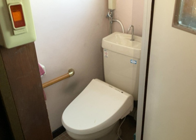 【トイレ】 | 鶴川２丁目団地 | トイレは大きさや形、機能、抗菌性などが異なる多種多彩なタイプが各メーカーから出ています。それぞれに良さがあるため、事前にどういったタイプのトイレがいいのかをご家庭内で決めて、内見に行くといいでしょう。
