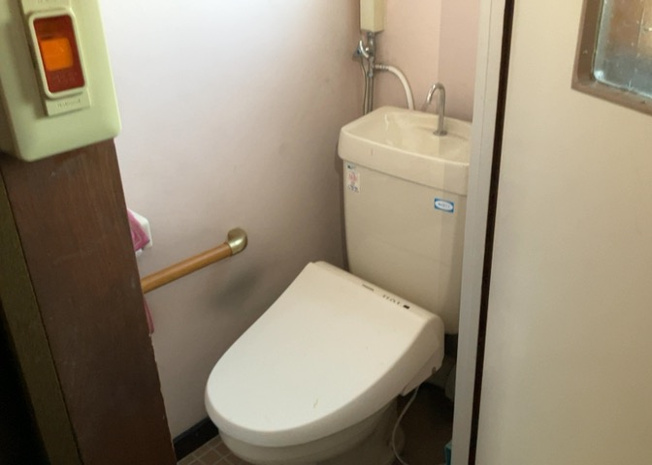 【トイレ】 | 鶴川２丁目団地 | トイレは大きさや形、機能、抗菌性などが異なる多種多彩なタイプが各メーカーから出ています。それぞれに良さがあるため、事前にどういったタイプのトイレがいいのかをご家庭内で決めて、内見に行くといいでしょう。