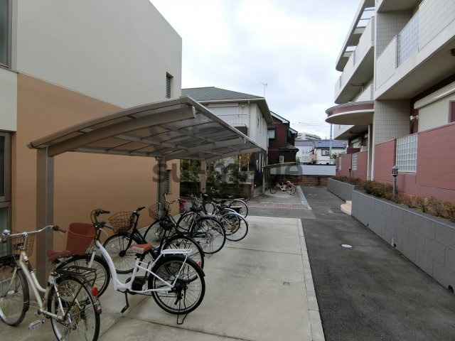 メゾンプレジールの駐車場