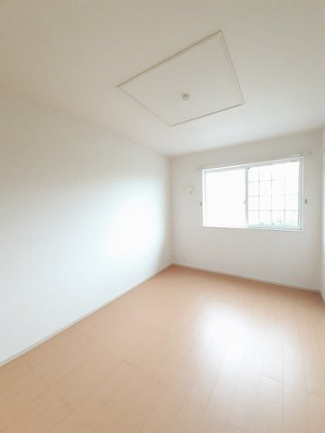 ワンピースの内装|明るい色調の室内です