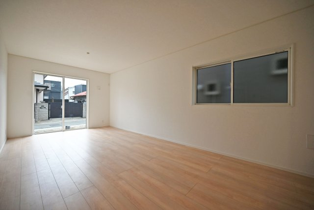 クレイドルガーデン戸ノ内町3丁目新築一戸建て│4LDK+並列駐車2台可の居間・リビング|大きく開いた窓から、自然光が差し込むリビングは家族が自然と集まる寛ぎ空間です。