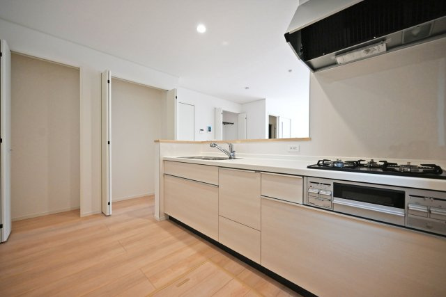 クレイドルガーデン戸ノ内町3丁目新築一戸建て│4LDK+並列駐車2台可のキッチン|オープンタイプキッチンからリビング全体が見渡せるので小さなお子様がいるご家庭でも安心です。