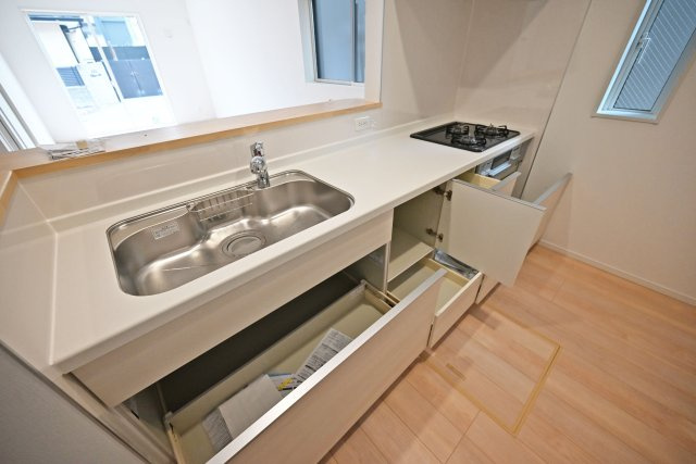 クレイドルガーデン戸ノ内町3丁目新築一戸建て│4LDK+並列駐車2台可のキッチン|お料理を盛り付けるのに便利な広いワークトップ。シンク下には大きなお鍋がスッポリ入る収納スペース。