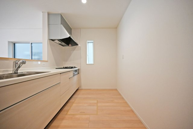 クレイドルガーデン戸ノ内町3丁目新築一戸建て│4LDK+並列駐車2台可のキッチン|キッチンスペースは食器棚や冷蔵庫を配置しても余裕の広さです。お料理中でも人が余裕ですれ違えます。