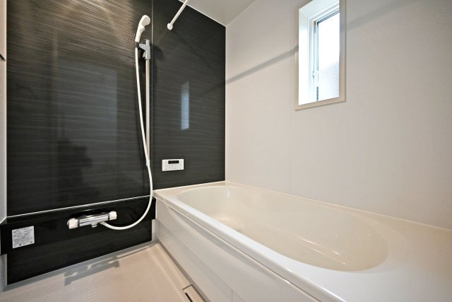 クレイドルガーデン戸ノ内町3丁目新築一戸建て│4LDK+並列駐車2台可の浴室|一日の疲れを癒してくれるバスルームは足を伸ばしてゆっくりできる広さです。