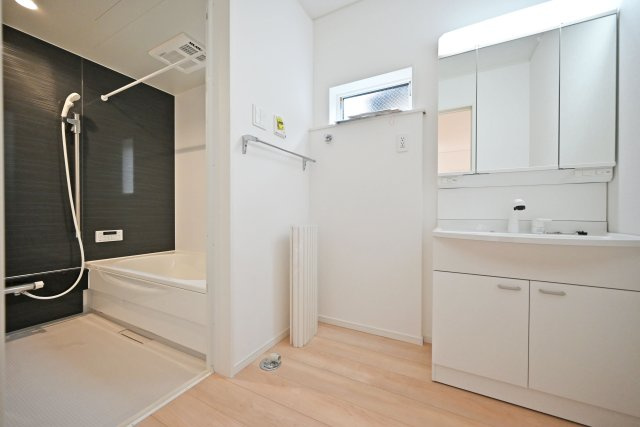 クレイドルガーデン戸ノ内町3丁目新築一戸建て│4LDK+並列駐車2台可の独立洗面台|２人並んでも余裕の大きさの洗面台。朝の支度も仲良くできますね。	