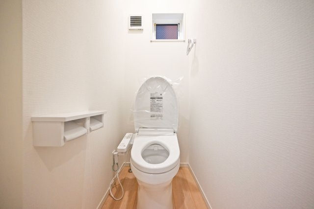 クレイドルガーデン戸ノ内町3丁目新築一戸建て│4LDK+並列駐車2台可のトイレ|一年中快適に利用できる温水洗浄便座付きトイレです。