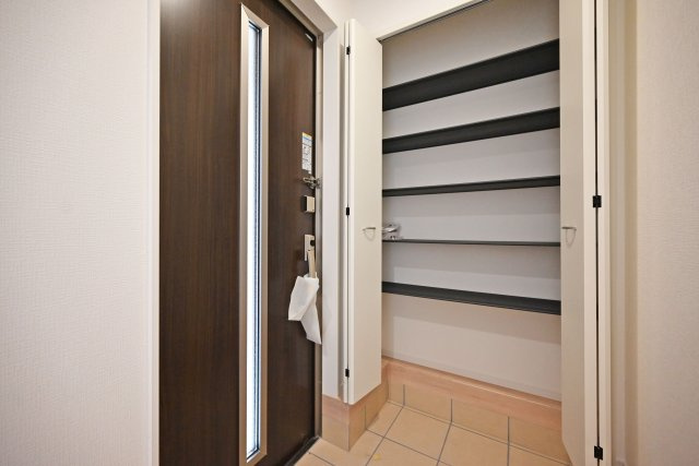 クレイドルガーデン戸ノ内町3丁目新築一戸建て│4LDK+並列駐車2台可の玄関|玄関横にはシューズクローク有。家族全員の靴もスッポリ入って玄関回りをスッキリと片付けできます。