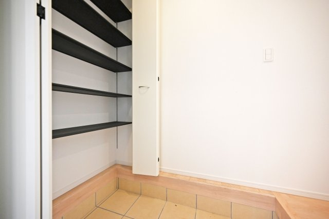 クレイドルガーデン戸ノ内町3丁目新築一戸建て│4LDK+並列駐車2台可の玄関|毎日使う玄関だからきれいに片付けできるのはうれしいですね。