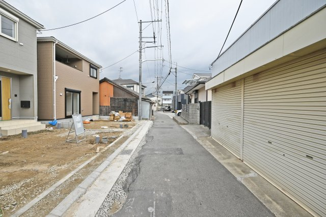 クレイドルガーデン戸ノ内町3丁目新築一戸建て│4LDK+並列駐車2台可の前面道路含む現地写真|東側道路幅員約4ｍ