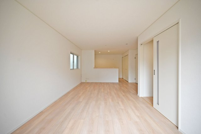 クレイドルガーデン戸ノ内町3丁目新築一戸建て│4LDK+並列駐車2台可の居間・リビング|リビング奥からキッチンに向かって撮影した写真です。リビングからお料理をしている様子が見えるのがいいですね。