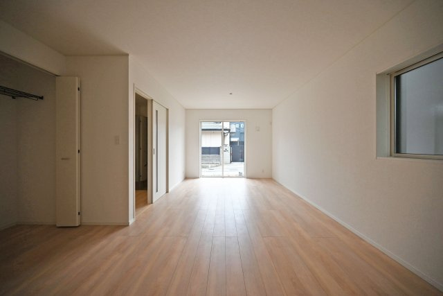 クレイドルガーデン戸ノ内町3丁目新築一戸建て│4LDK+並列駐車2台可の居間・リビング|キッチン側からリビングに向かって撮影した写真です。対面式キッチンはお料理中でも家族とのコミュニケーションが途切れません。