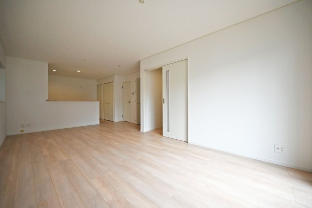 クレイドルガーデン戸ノ内町3丁目新築一戸建て│4LDK+並列駐車2台可の居間・リビング|白を基調とした清潔感あふれるリビングは南向き、明るい陽射しが差しこむ空間です。