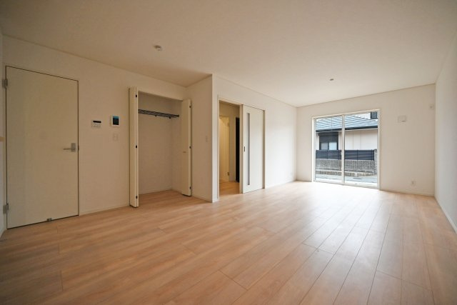 クレイドルガーデン戸ノ内町3丁目新築一戸建て│4LDK+並列駐車2台可の居間・リビング|リビングに収納スペースがあるので、普段使わない季節ものや掃除道具も収納できます。