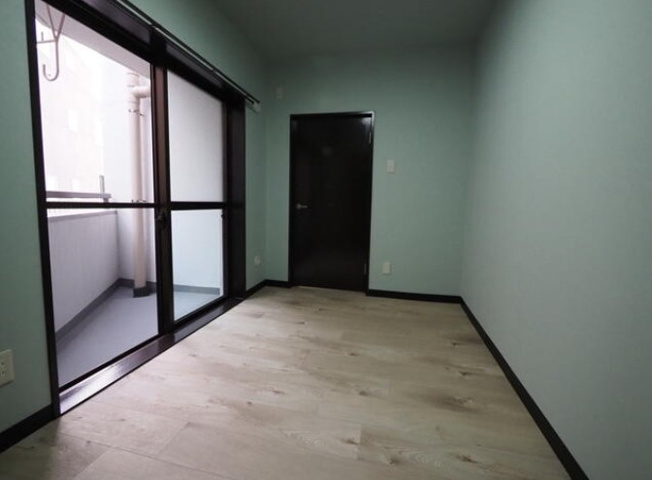 【洋室】 | 山興弥生町マンション | 窓からの眺望もよく、遠方まで見通すことができます！