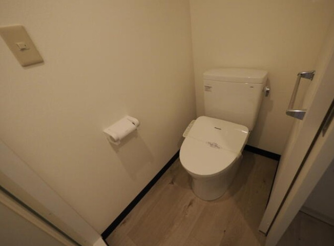 【トイレ】 | 山興弥生町マンション | 清潔な空間であって頂けますように、汚れをふき取り易いフロアと壁紙をチョイス致しました。