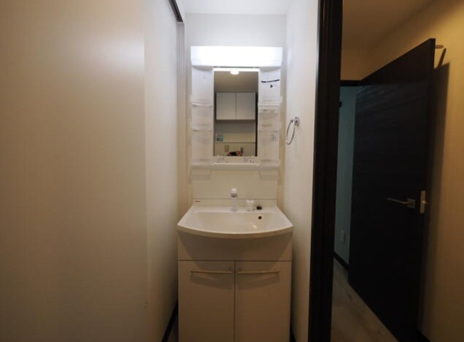 【独立洗面台】 | 山興弥生町マンション | 身だしなみチェックや歯磨きなど、朝の慌ただしい時間でも余裕とゆとりを感じられる。