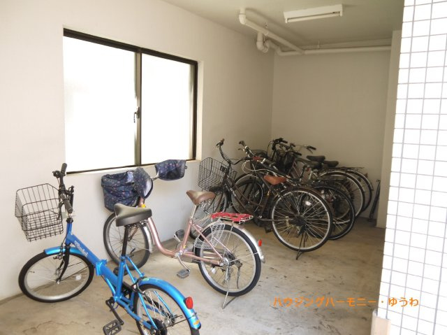 【駐輪場】 | 山興弥生町マンション | 屋根付きの駐輪場となっていますので、雨の日でも大切な自転車が濡れずに済みます。