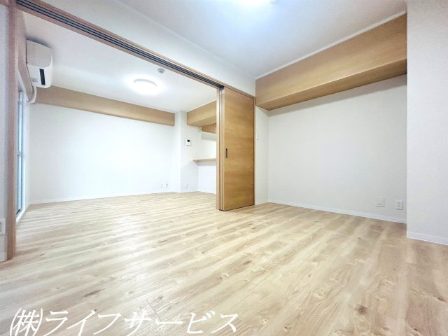 【洋室】 | ネオハイツ新大阪 | リビングルーム隣の南向きのバルコニーに面した洋室です♪（入居前・2024年6月撮影）