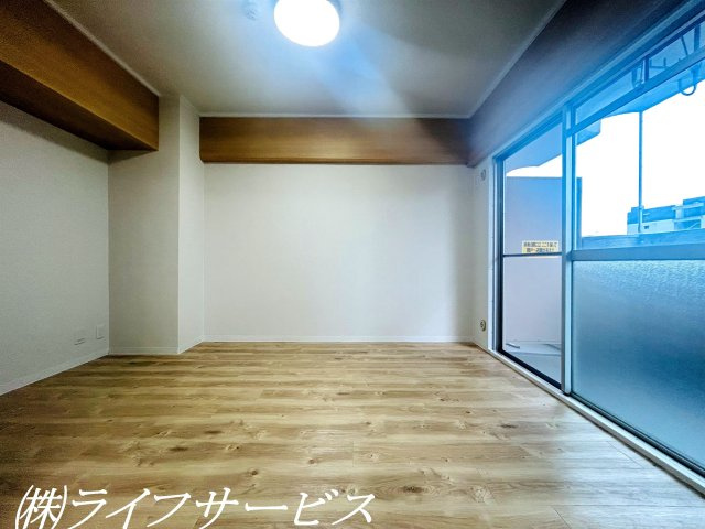【洋室】 | ネオハイツ新大阪 | リビングルーム隣の南向きのバルコニーに面した洋室です♪（入居前・2024年6月撮影）