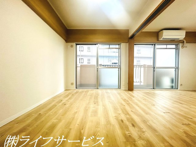 【洋室】 | ネオハイツ新大阪 | リビングルーム隣の南向きのバルコニーに面した洋室です♪（入居前・2024年6月撮影）