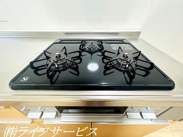 【キッチン】 | ネオハイツ新大阪 | キッチンガスコンロ／３口ガスコンロでお料理もはかどりますね♪（入居前・2024年6月撮影）