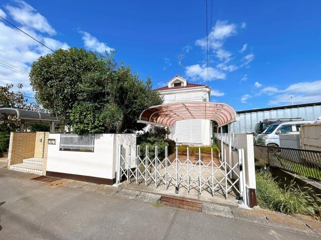 【外観】 | 土浦市烏山5丁目　中古戸建 | 駐車場の入口付近も広々としており、余裕のある造りです！