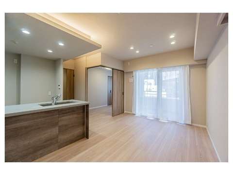 サンクタス本郷の居間・リビング|12.3帖のリビングダイニングキッチン、リビングダイニング部分には床暖房を完備しており、寒い季節も足元から優しく暖めてくれます