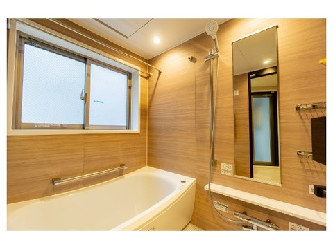 サンクタス本郷の浴室|ユニットバス新規交換のバスルームには浴室換気乾燥機を完備しており、天候気にすることなく洗濯も可能です