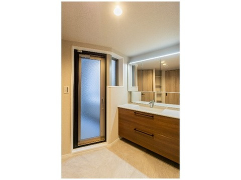 サンクタス本郷の洗面所|洗面はバルコニーともつながっており、使いやすい家事同線になっております