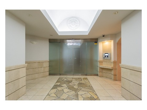 サンクタス本郷のエントランス|安心・安全なオートロックシステム完備しております